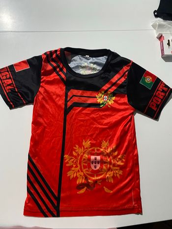 Maillot de foot noir et rouge Portugal taille 8 ans ( 130 )enfants