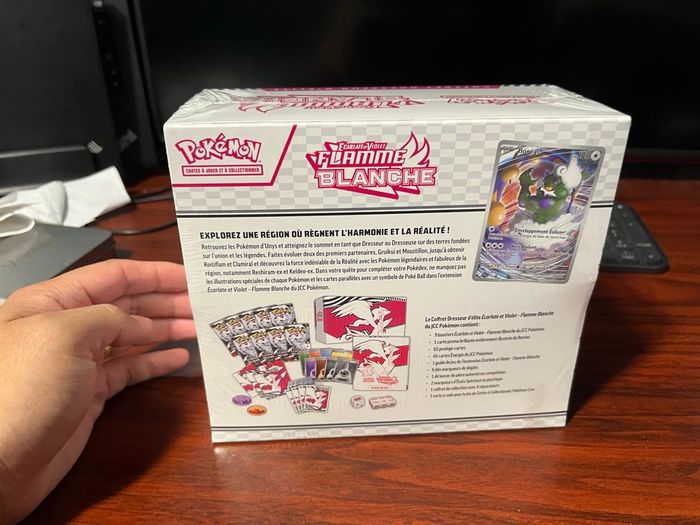 Pokémon - ETB Flamme Blanche avec défaut - photo numéro 2