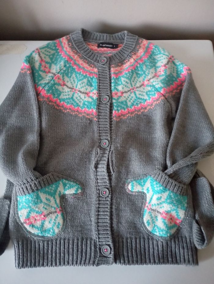 Gilet veste . 4 ans. Gris et multi couleurs. Acrylique. Gemo . 2 poches et une ceinture . Parfait état