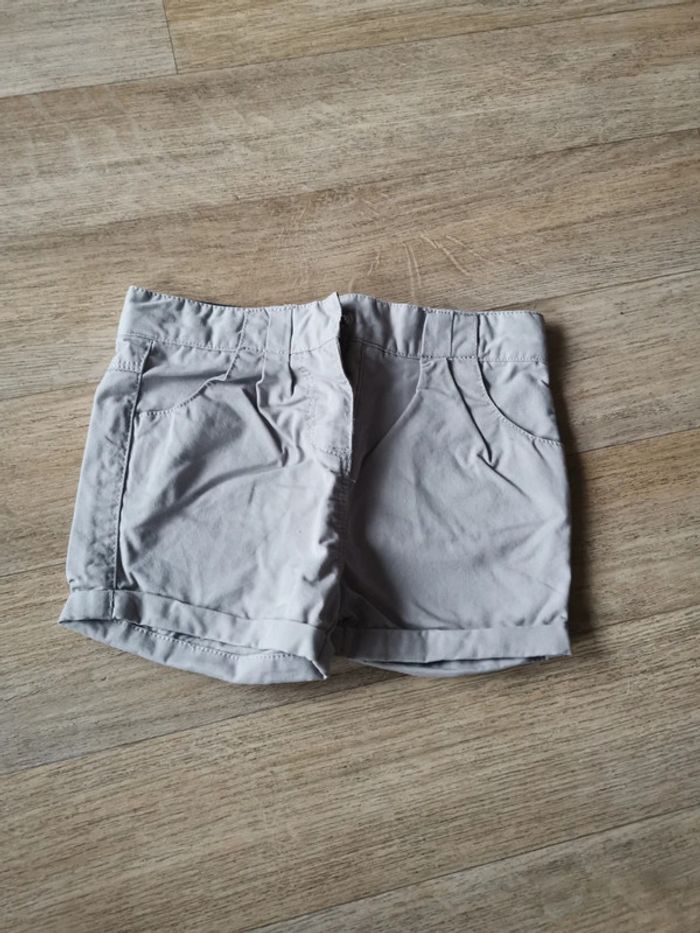 Short tape à l'œil 9 mois