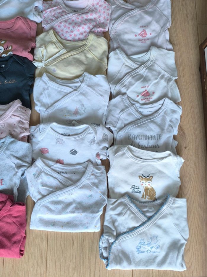 Lot de 22 bodies manches longues et 10 manches courtes (Absorba, Gemo,etc) - 1 mois - photo numéro 4