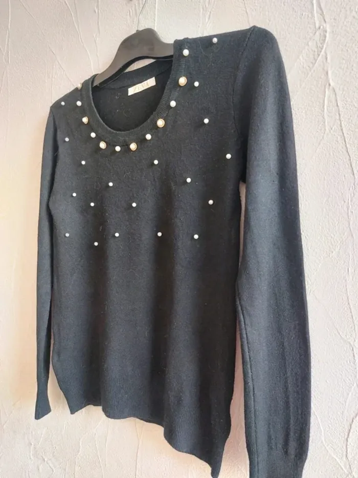 Pull noir avec perles décoratives - photo numéro 2