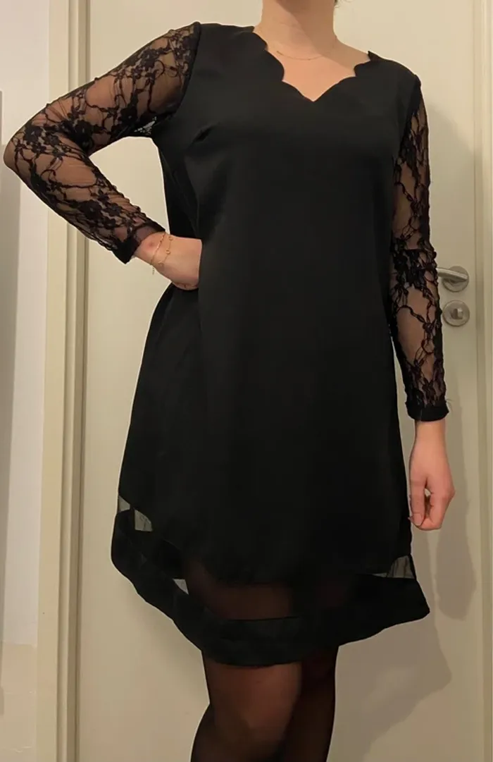 Robe noire avec dentelle