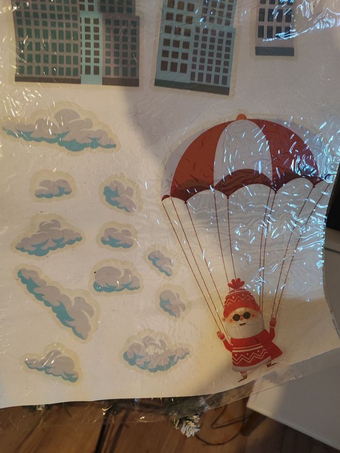 Décoration de fenêtre extérieure – Père Noël parachute & skyline🎅 - photo numéro 2