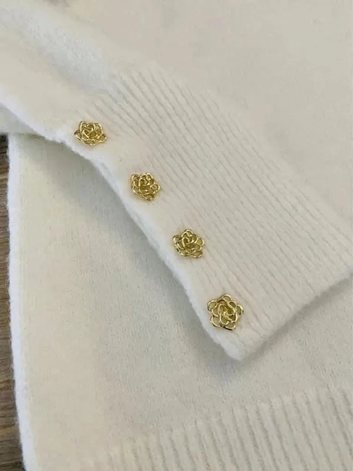 pull blanc cassé et boutons manchette fleurs or