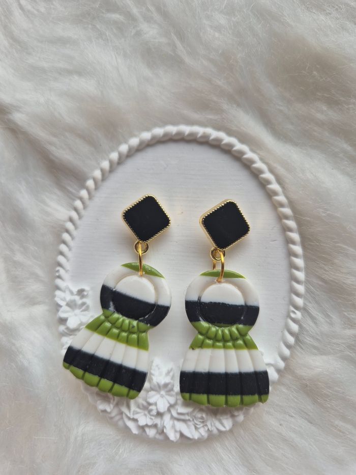 Boucles d’oreilles en pâte polymère vertes, blanches et noires! 💚🤍🖤 #Bijoux #Création #Mode