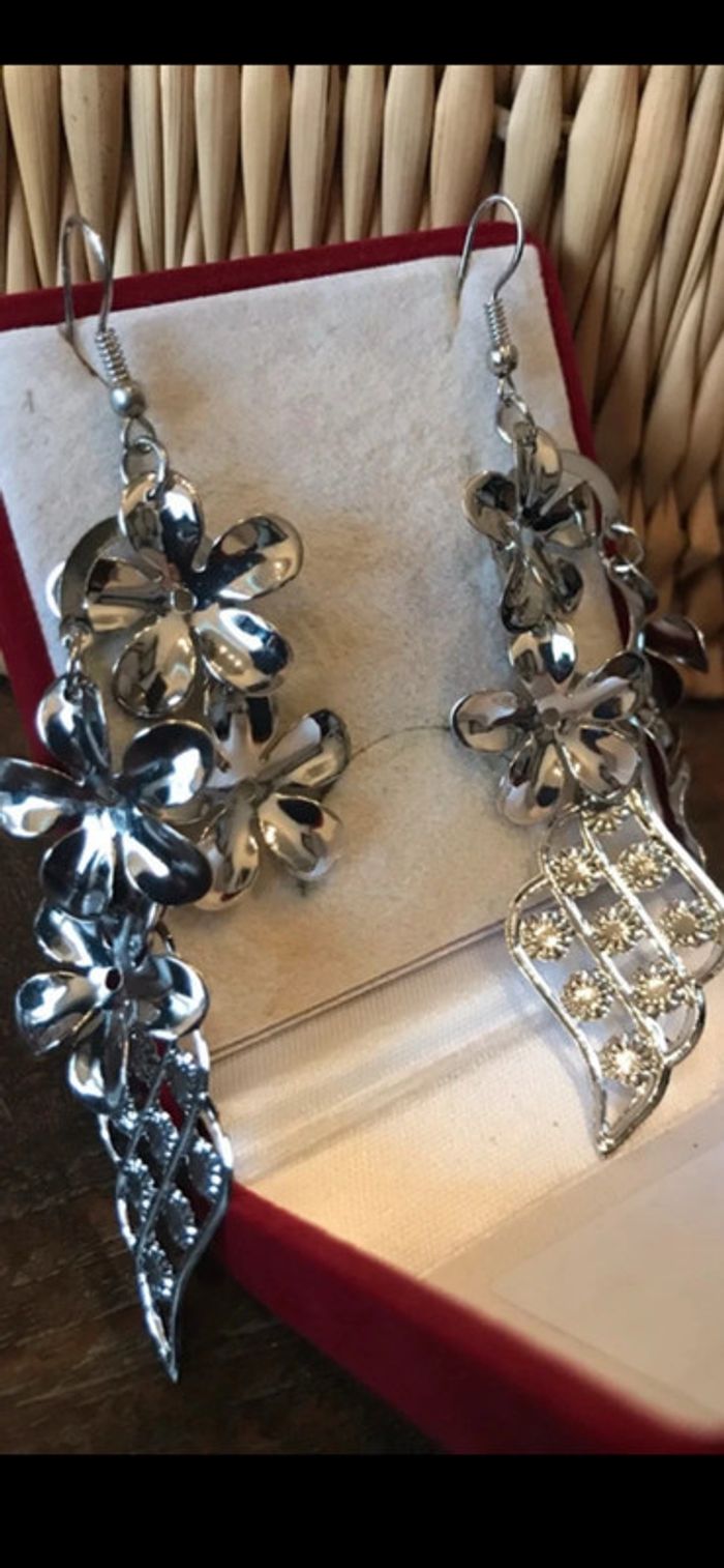 Magnifique paire de boucles d’oreilles avec fleurs - photo numéro 4