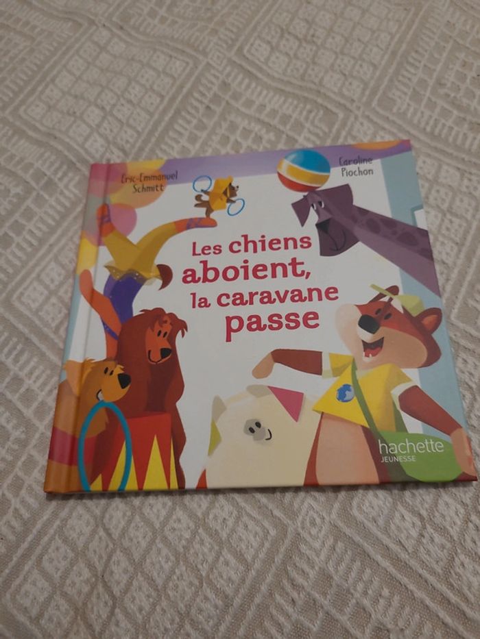 Les chiens aboient, la caravane passe