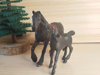 Schleich Jument et son poulain Frison Figurine Animal équidé