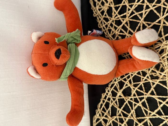 SUCRE D'ORGE DOUDOU RENARD ORANGE HOCHET FOULARD VERT