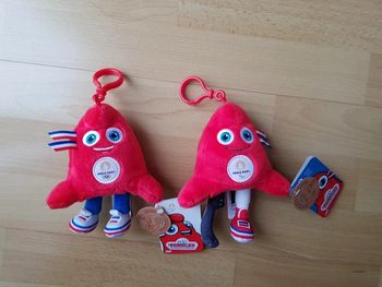 Lot de deux peluches les phryges paris 2024 neuves