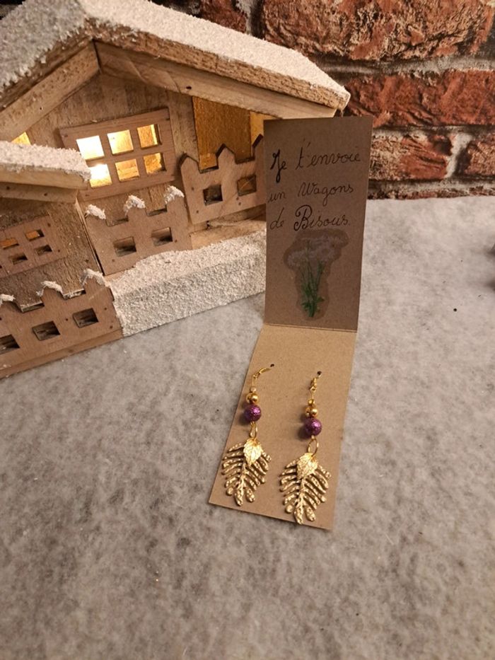 Boucles d'oreilles pendante violette et doré