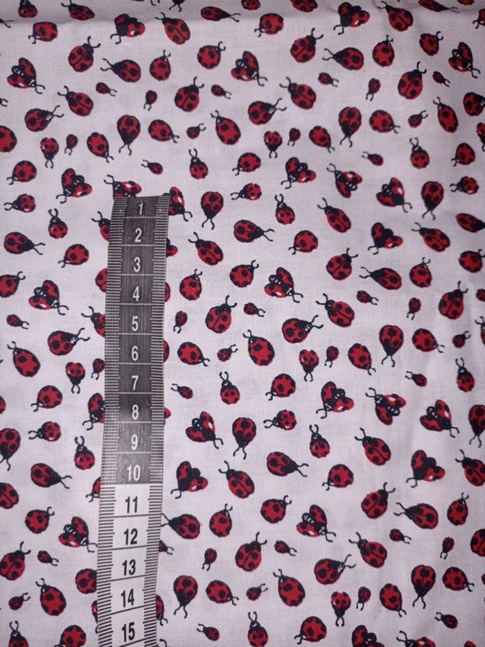 Coupon de tissu blanc motif coccinelle 🐞 - photo numéro 3