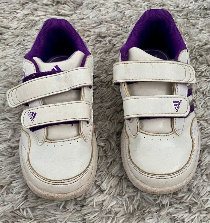 Baskets blanches et violettes – Adidas