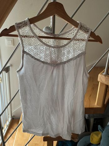 Débardeur blanc encolure dentelle fleurie