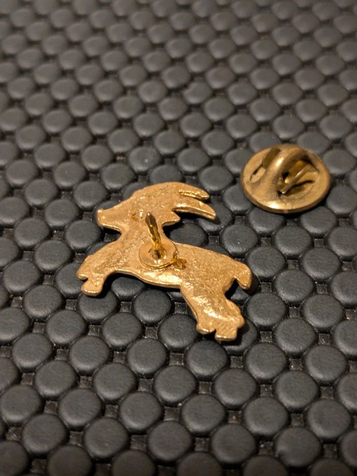 Pin's signe astrologique Capricorne doré - photo numéro 2