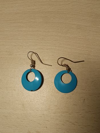 Boucles d'oreilles bleues rondes et percées en leur centre 