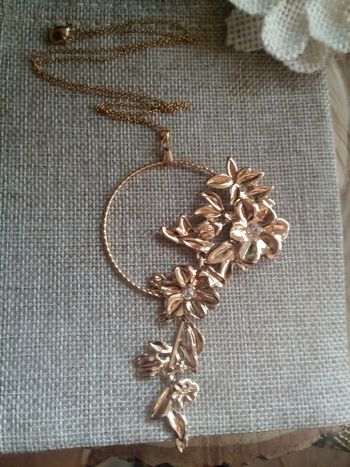 Collier cascade de fleurs or