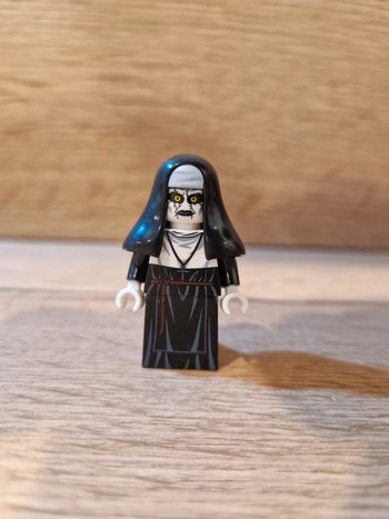 Figurine type lego La Nonne Conjuring