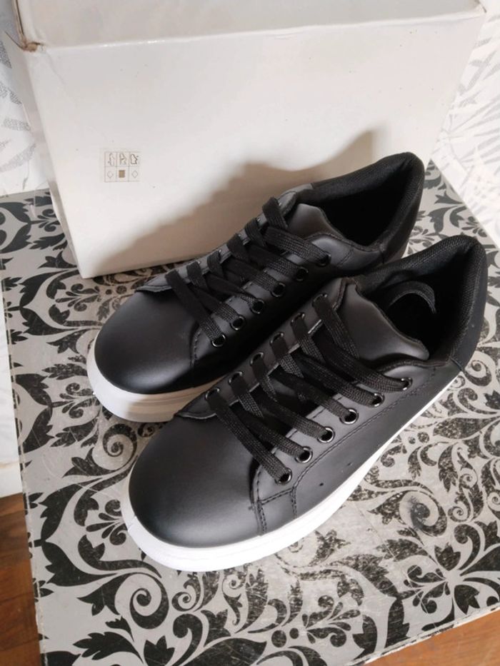 Sublimes baskets femme grosses semelles pointure 37