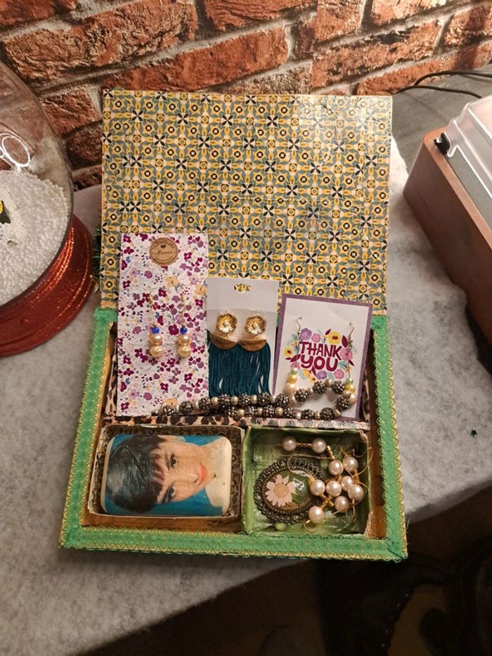 Boîte avec bijoux diverses multicolore