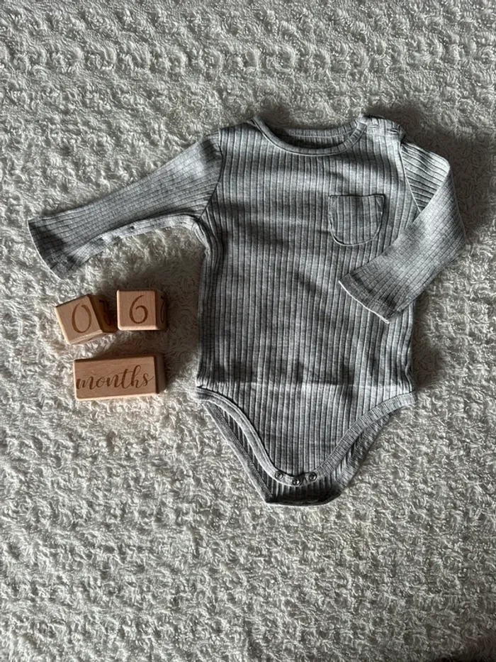 Lot 4 bodies 6 mois - photo numéro 4