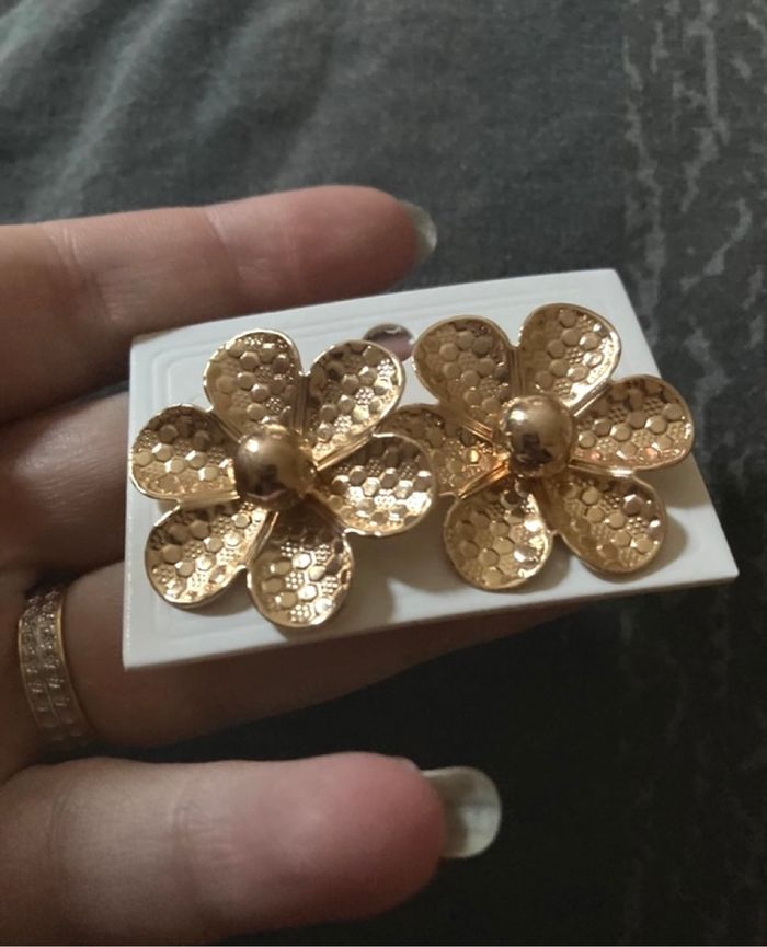 Boucles d’oreilles NEUVES avec étiquette pour femme forme de fleurs 🌼 couleur doré - photo numéro 3