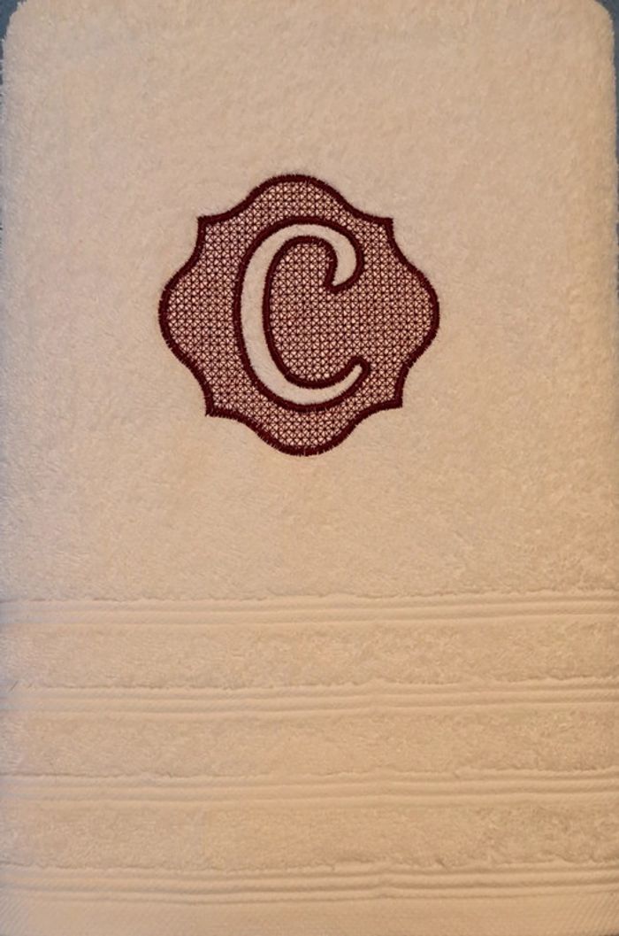 Serviette de toilette brodée monogramme C