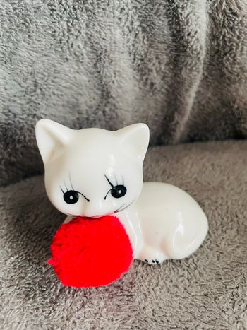 Bibelot vintage chat avec pelote rouge 