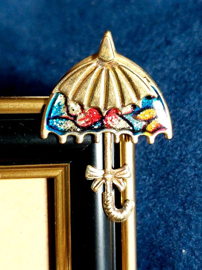 Broche parapluie vintage métal doré et émail