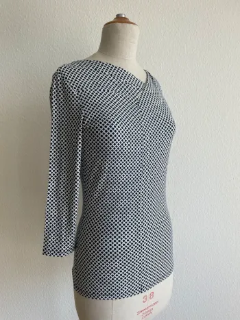 Petit pull bleu marine à motif rond blanc
