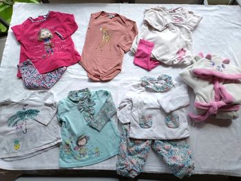 Lot 3 ensembles et 4 vêtements fille 12 mois demi saison hiver