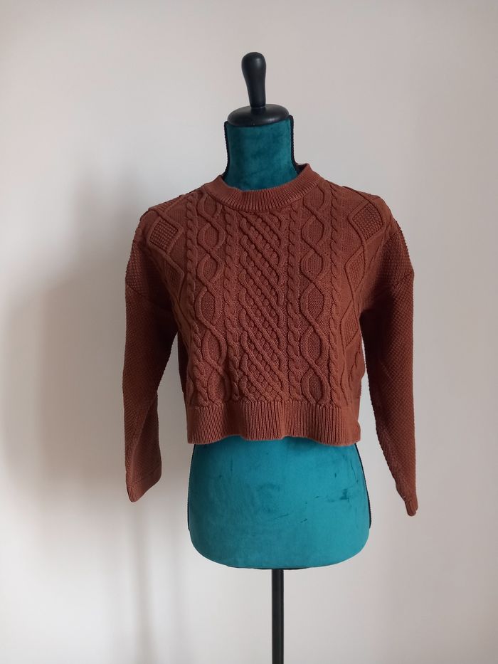 Pull court mailles torsadées chocolat Stradivarius