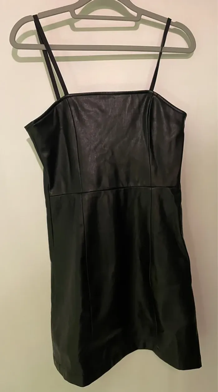 Jolie robe noire simili cuir taille 36 de marque Jennyfer - photo numéro 2