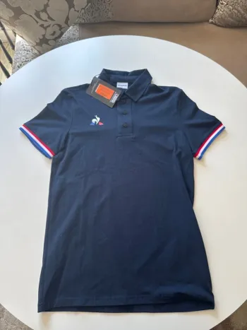 Polo Le Coq Sportif Bleu Marine – Détail Manches Tricolore – Taille S – Neuf
