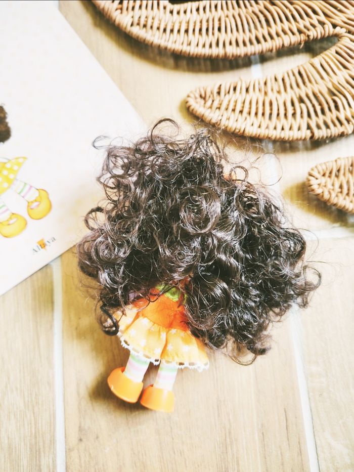 🍓Poupée Charlotte aux fraises n°30 Baba Orange Berrykin avec son livret fascicule collection Altaya - photo numéro 3