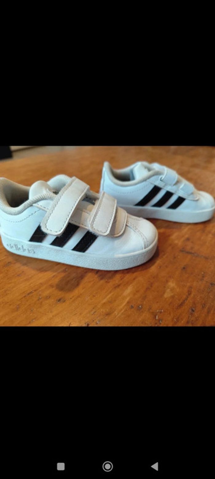 Basket blanche Adidas à bandes noires taille 21 - photo numéro 2