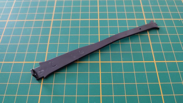 Garniture du pilier des portières gauches 66A N°66 Renault R8 Gordini 1/8 Eaglemoss #A67 - photo numéro 2