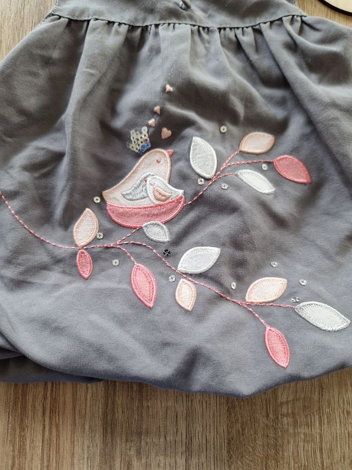 👗 Robe bébé fille 3 mois - broderies oiseau et feuilles - photo numéro 2