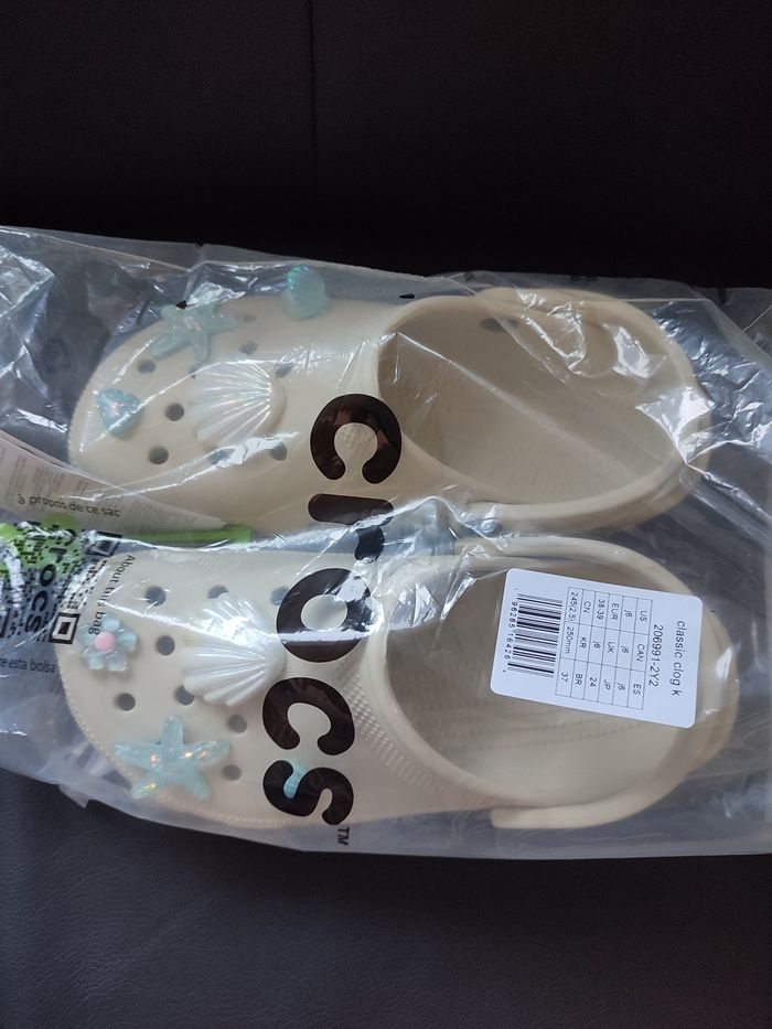 Crocs avec charms 38/39 - photo numéro 5