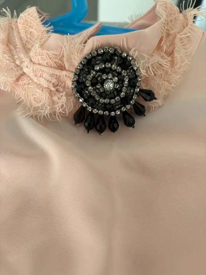 Chemise elegante avec dantele et broche - photo numéro 2