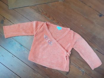 Pull orange effet cache cœur motif petites fleurs rouges
