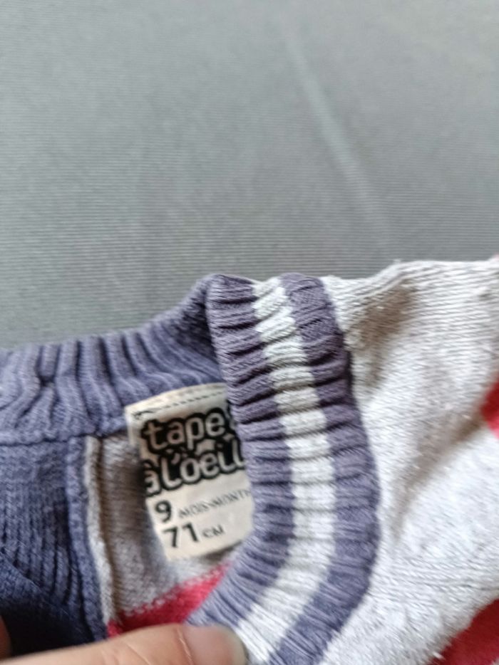 Pull gris et rouge rayé 🦕 Taille 9 mois - photo numéro 6