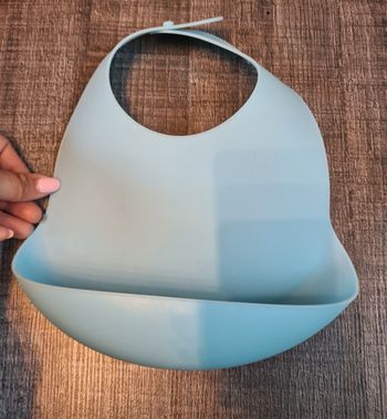 Bavoir rigide recolteur d'aliments