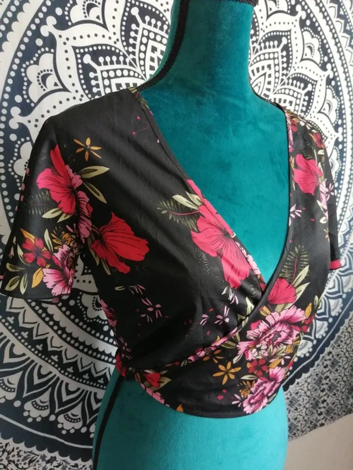 Haut noir manches courtes cache coeur motifs fleurs / shein / (M) - photo numéro 4