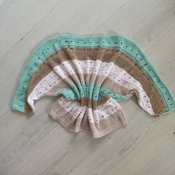  top maille bohème aux couleurs pastel harmonieuses.