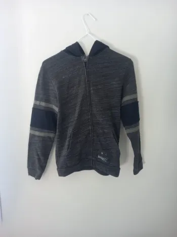 Veste de sport grise et noire de la marque " Kiabi "