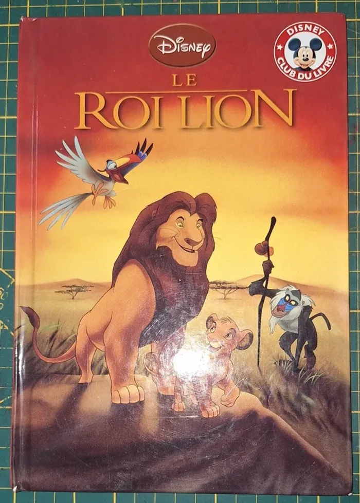 Livre disney en bon état car les coins sont un peu abîmés"le roi lion"