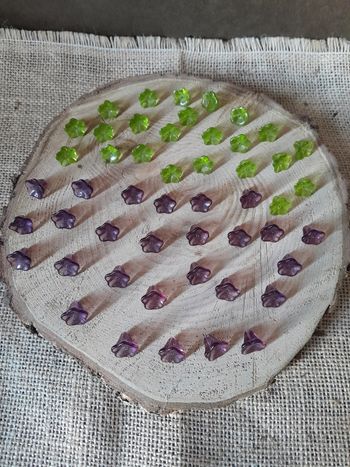 Lot de 50 perles en verre fleurs violette et vertes.