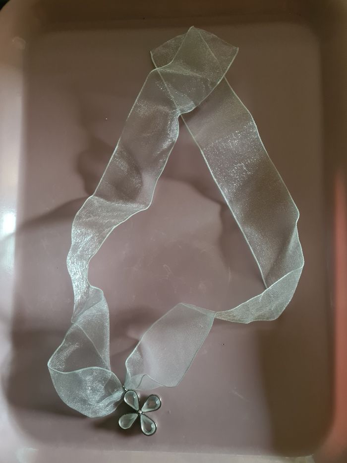 Collier. Ruban. Fleurs blanches. 68 cm. - photo numéro 3